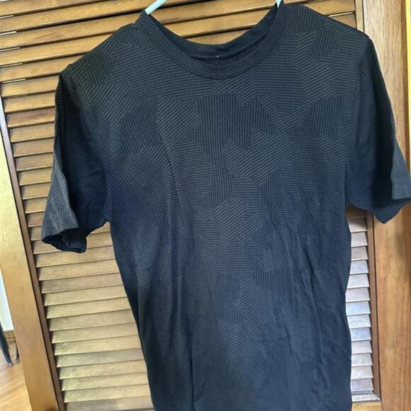 Men's Lululemon Shirt - Picture 1 of 3